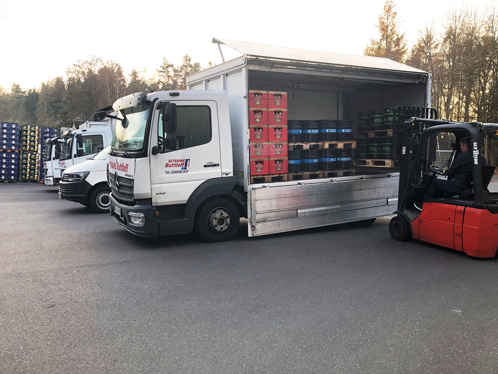 Getränke Ruttloff LKW wird mit Gabelstapler beladen